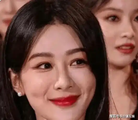 杨紫星光大赏造型成熟撞脸杜华,下巴太尖惹争议_广大观众_形象_印象