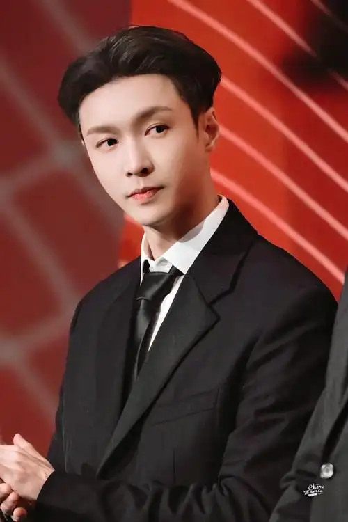 张艺兴入职中国国家话剧院##张艺兴作为国话新职工代表发言