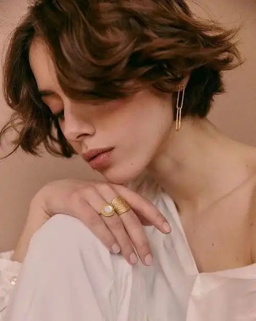 今年夏季,被这几款法式短发迷住了|发型|卷发|吊带裙|穿搭_网易订阅