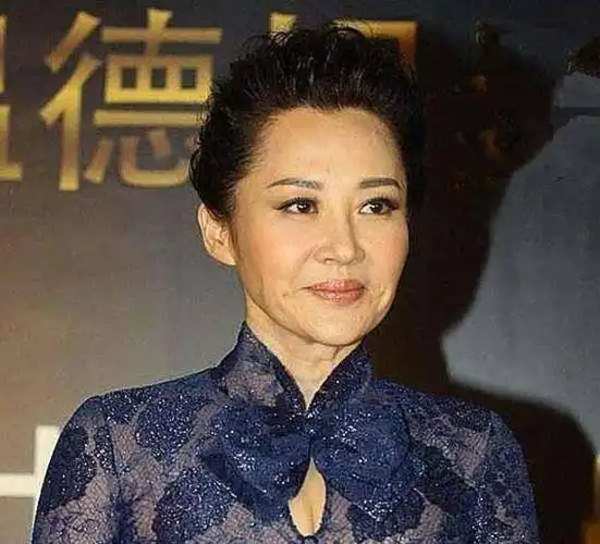 原创51岁的许晴近照曝光头等舱吃泡面脸色蜡黄无光泽像老年人