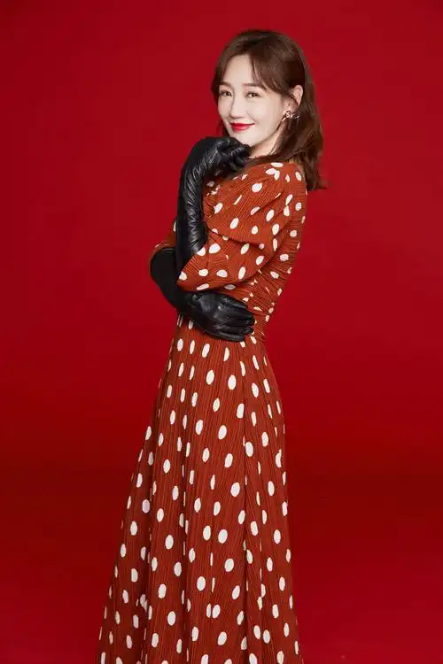 薛佳凝秋日写真释出 《光荣时代》收视口碑双丰收