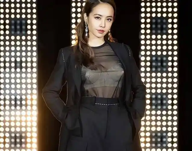 蔡依林穿衣真大胆,黑纱"透视衫"搭白色内衣,凹凸比例太撩人_个性化