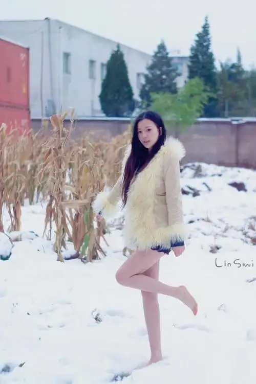 姑娘小脚丫都冻红了,站在雪地里真的不冷吗?