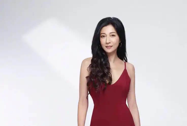 吴绮莉晒自己18岁旧照一头短发超有灵气网友难怪曾迷倒成龙