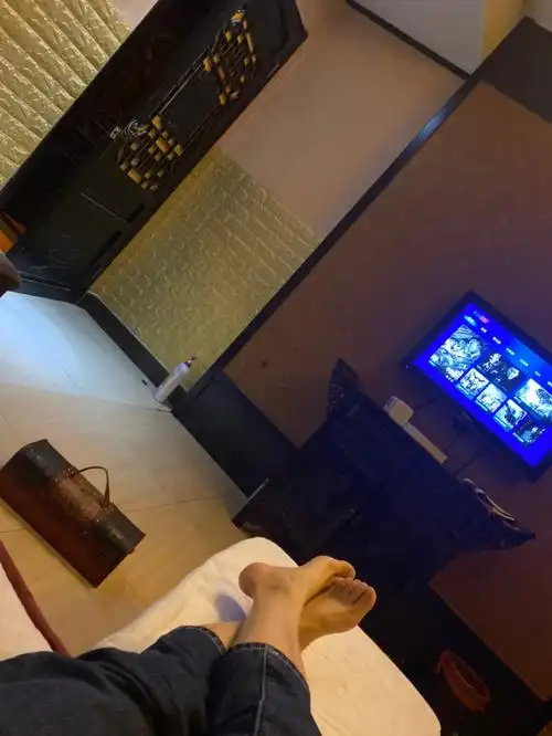 这俩天左小腿有点疼,昨晚还特意去足疗店做按摩,今天也没感觉到好,看