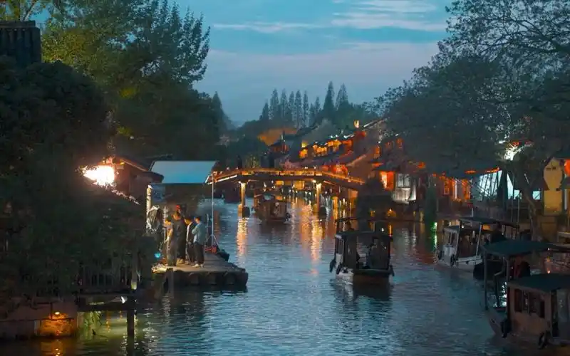 小桥卧波,流水浮灯.江南的夜,朦胧而唯美.