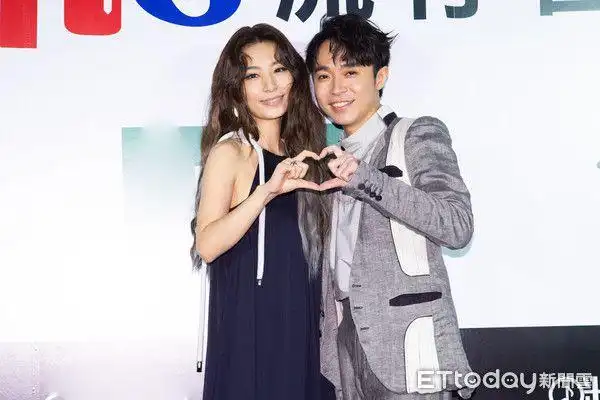 田馥甄土味情话狂撩人青峰因紧张上台前狂干呕