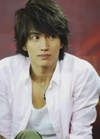 修手机浴袍照泄露,17年恋情曝光,如今林志玲嫁人,言承旭酸不?