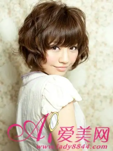 圆脸女生首选短卷发修颜清爽兼备