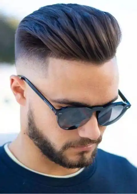 背头之所以受型男以及大老板的喜爱主要是其注重质感,要油量,且梳得