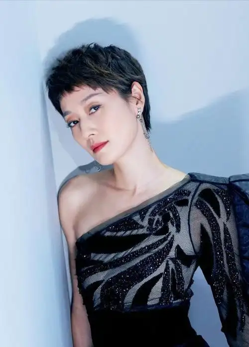 女人过了50岁有白发的建议剪这5种发型时髦还减龄