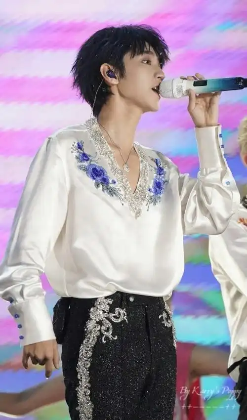 王俊凯超话又是想魂穿王俊凯话筒的一天,他真的好会亲啊@tfboys