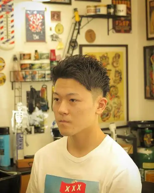 两侧铲短短不连接短碎发,清爽还有层次感,露出额头真精神.