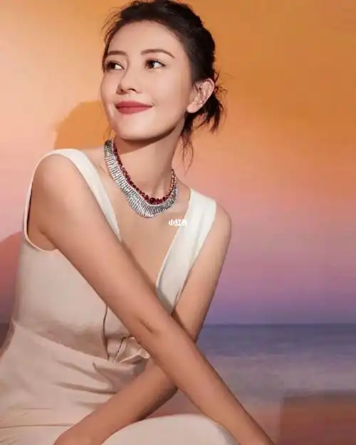 彼岸谧湾高定项链,戒指与腕间珍宝,在风雅代言人高圆圆的颈间,指间与