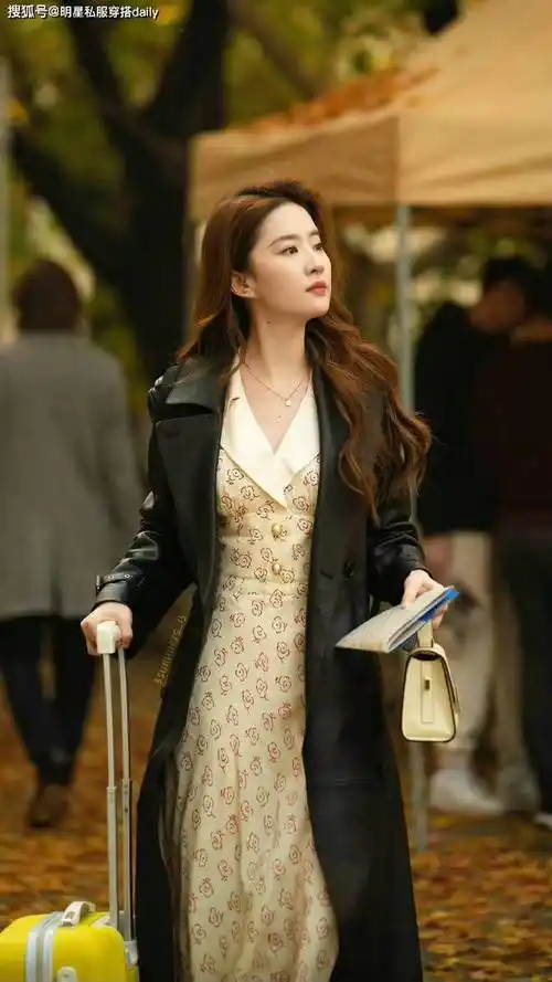 刘亦菲穿蓝色泳装被赞健康美,她可是穿乡土风连衣裙都很美的人!