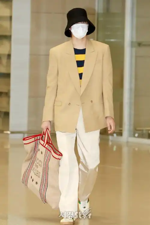 14金钟仁手拎大包,再加上一身休闲西服独具时尚气质.