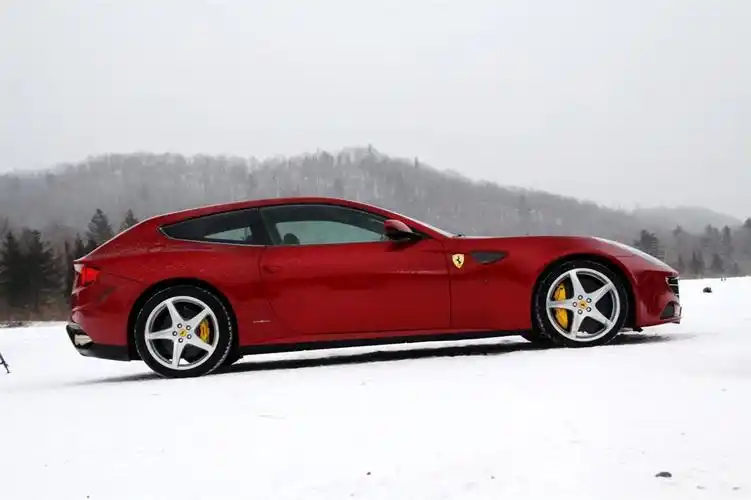 法拉利ff正侧(向右)