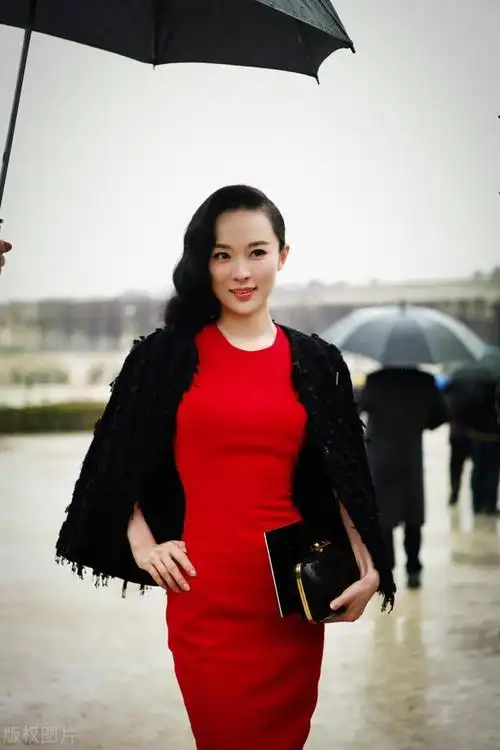 霍思燕真适合复古风,穿红色紧身裙披小香风外套,丝毫不露也性感