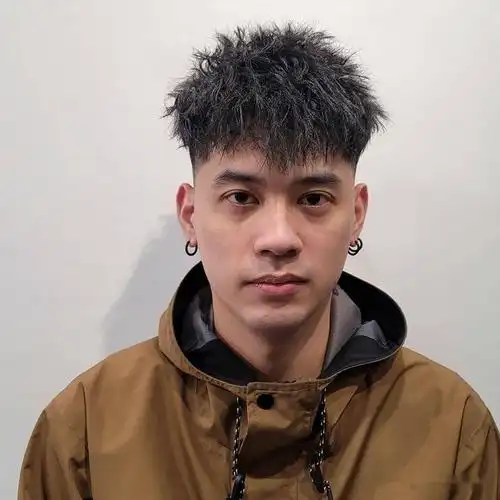 摩根烫是一种发根小波纹,发尾直发的烫发,烫完会形成束状感的造型