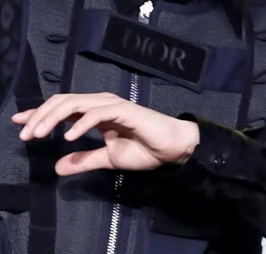 肖战手控来了!这双手太好看了!好绝