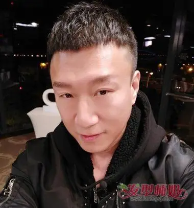 孙红雷可爱锅盖头短发发型孙红雷可是"极限男人帮"中的颜王,这两年