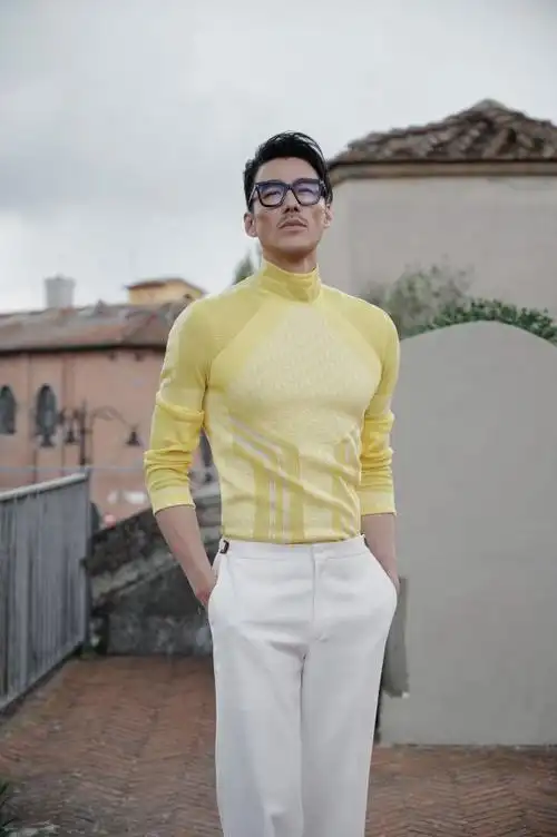 胡兵佛罗伦萨街拍尝试全新风格展现年轻态度_娱乐频道_中国青年网