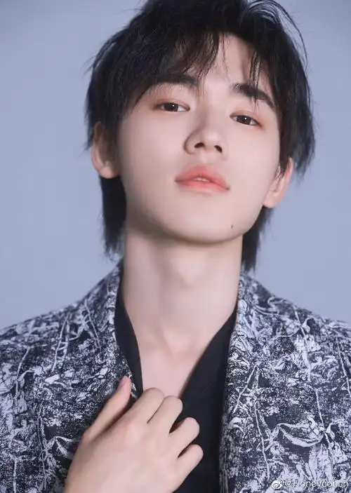 宋亚轩美式证件照#露喉结拍照姿势 轩哥越来越娴熟05