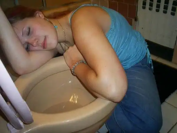 组图:美女醉酒后丑态百出 马桶是最好道具