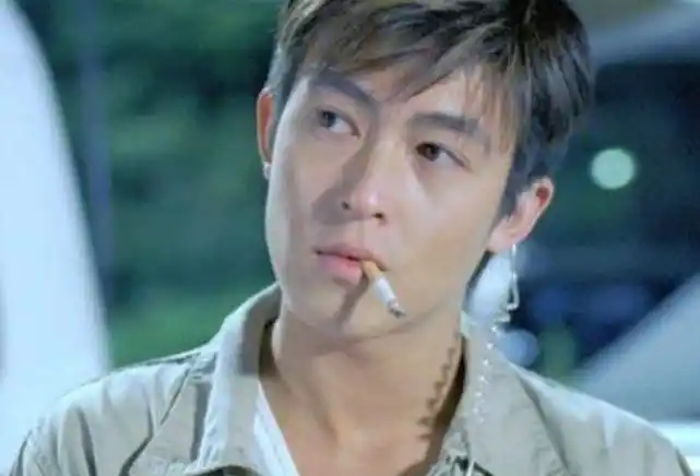 而中国的他抽烟姿势也是非常帅的,他就是陈冠希,能看出来穿衣服非常的