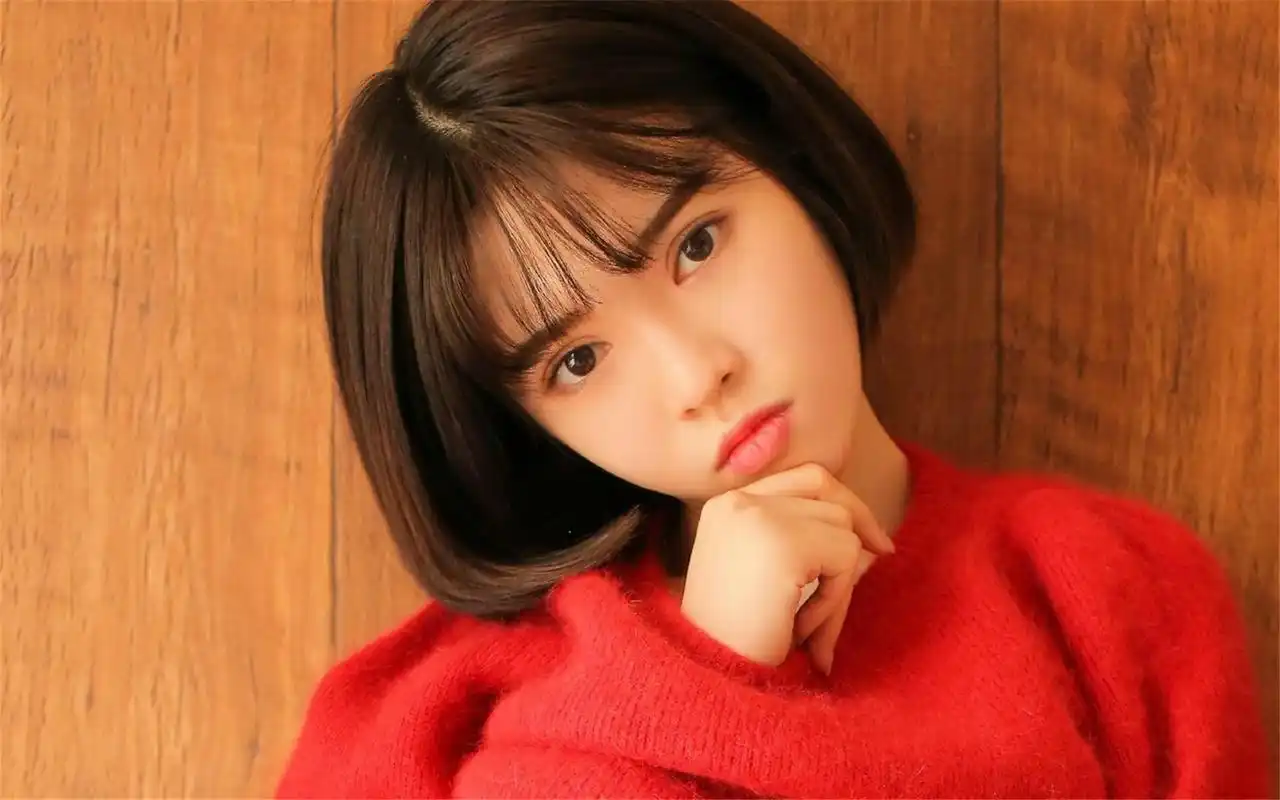 红衣短发美女写真桌面壁纸