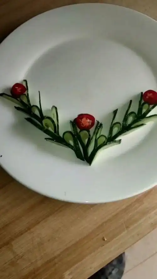 今天教大家最简单的黄瓜摆盘