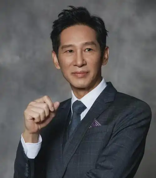 事件一开始,是一名网民出文,说自己是王劲松的粉丝,关注过王劲松好久