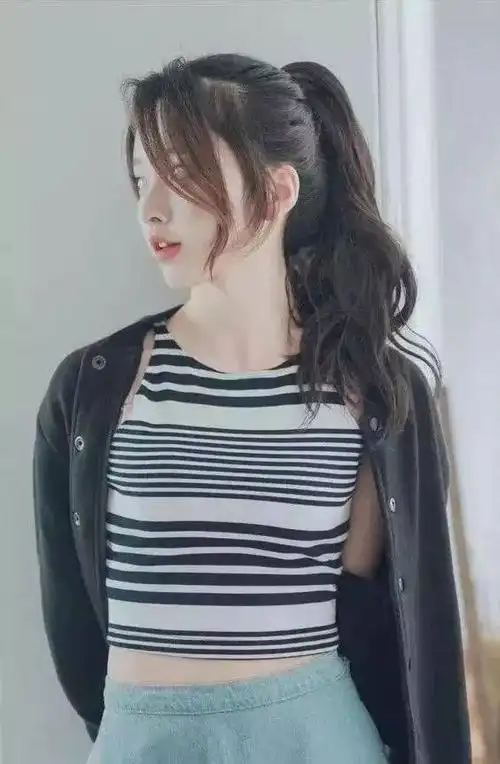 八字刘海搭配一个简洁利落的马尾,让整个人看起来清新感十足,很多欧美