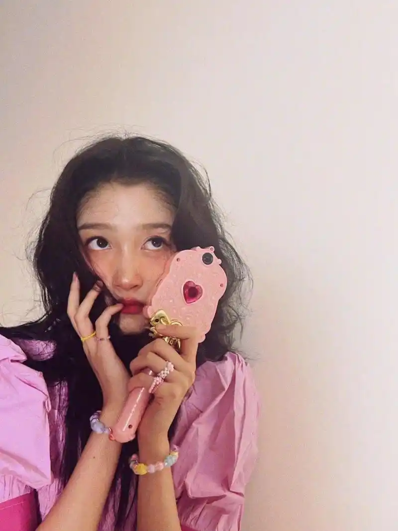 关晓彤美照,粉色公主裙搭配甜心妆,梦幻甜美