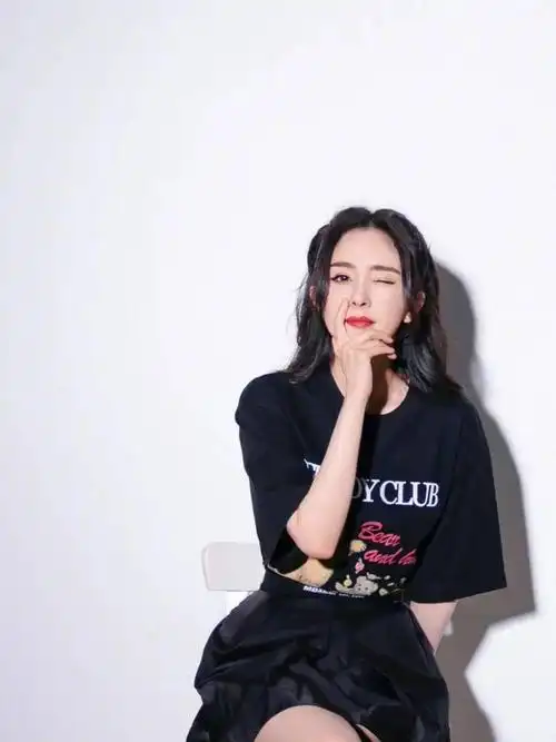 宋佳太懂时尚黑t恤配牛仔裤休闲随性穿基础款也美得高调