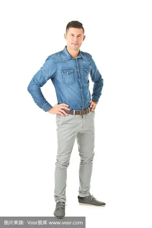 年轻英俊男子的全身照