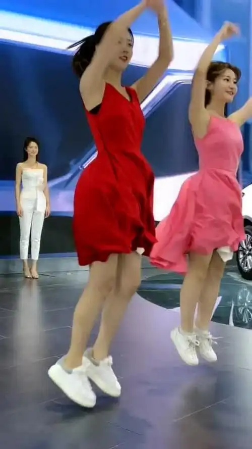 小姐姐的裙子都飞起来了