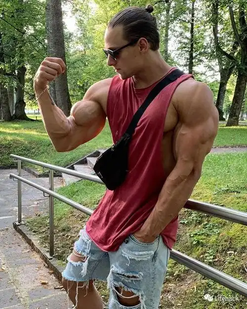 这位肌肉男堪称母鸡的噩梦