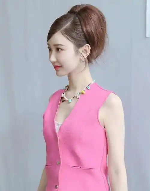 毛晓彤"芭比粉"造型美出圈,网友直言:真不敢相信她30多岁了