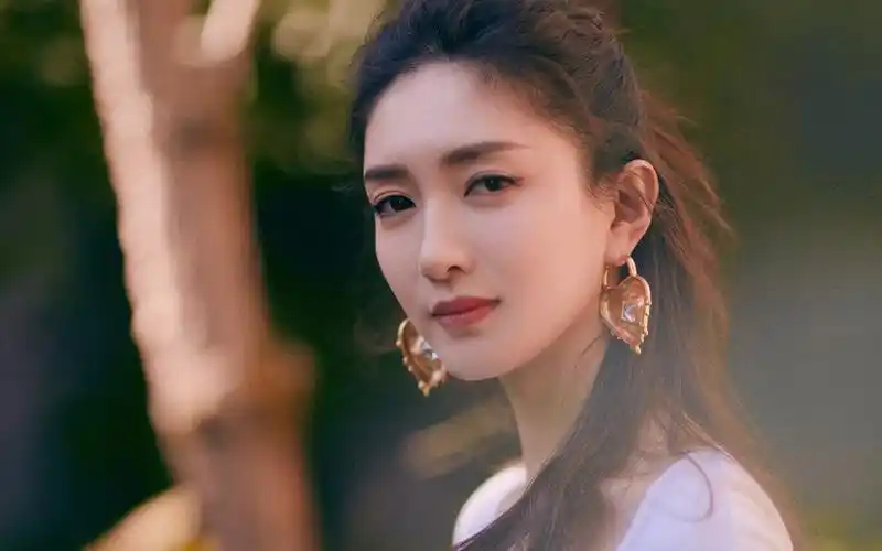 江疏影简约优雅高清桌面壁纸