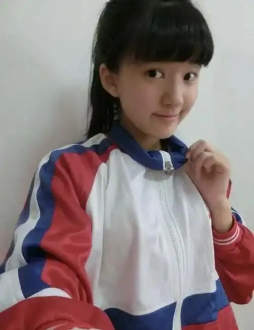 赵露思中学时期穿校服自拍照曝光,无美颜依然美丽,很明显没整容