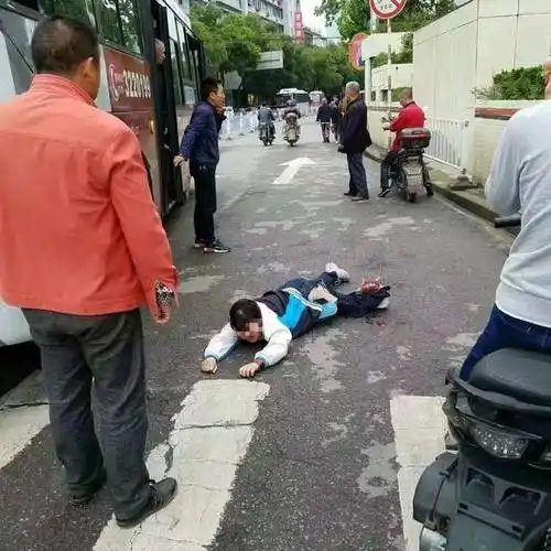 鄂州市区发生一起惨烈车祸,一名女生腿被碾压,惨不忍睹!
