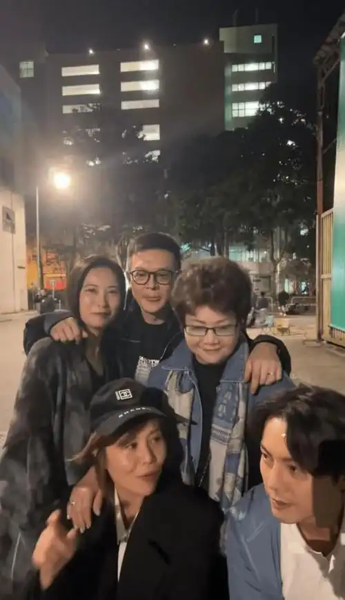 陈伟霆全家同框姐姐酷似刘嘉玲哥哥帅似黄日华一家子明星脸