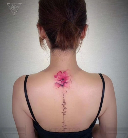 后背脊柱中间纹身图案3