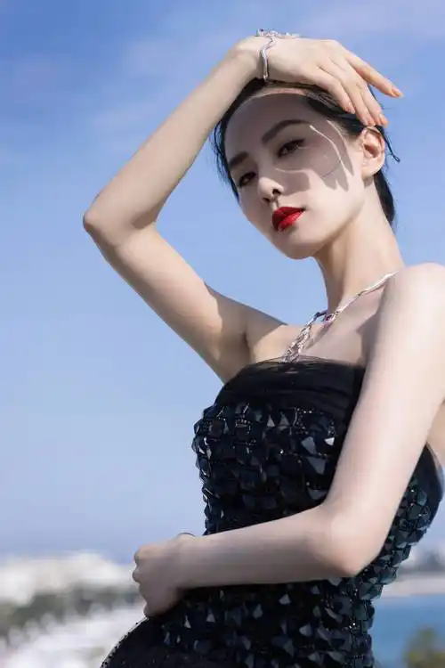 刘诗诗受邀首度亮相戛纳闪耀蔚蓝海岸,三套惊艳造型尽现东方之美_活动