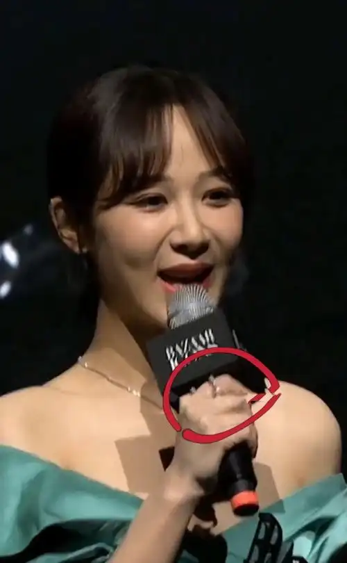 时尚芭莎精彩镜头:杨紫李现戴同款"戒指",赵丽颖成电灯泡_网易订阅