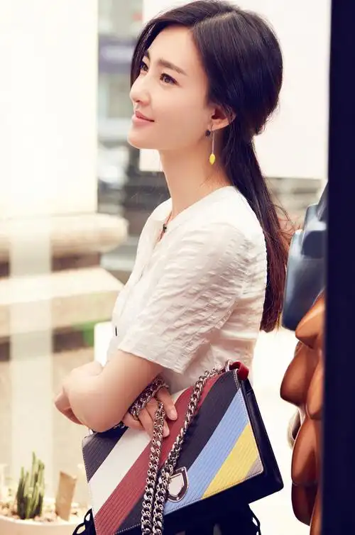 为了赶场没时间化妆,她反而成了"素颜女神"