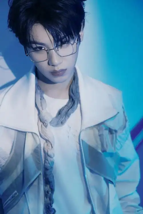 黄明昊蓝色光影随拍