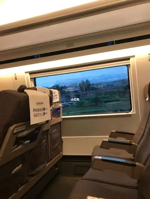 坐高铁上偶然抬头,发现窗外的风景也太美了吧,赶紧拿出手机咔擦一张