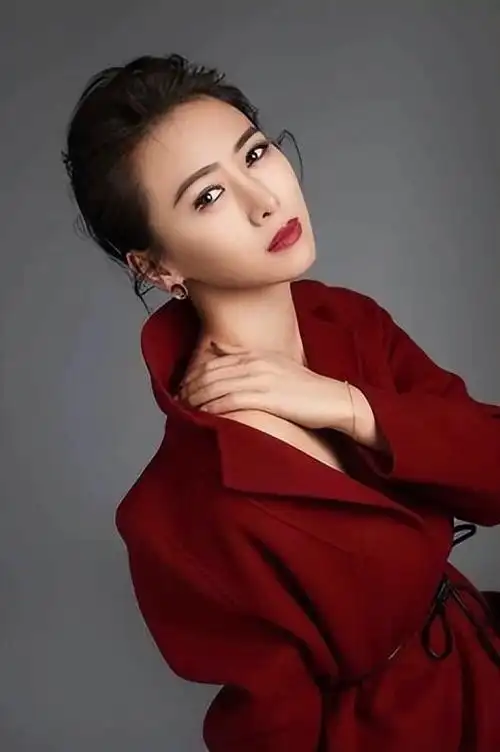 亚姐伍咏薇20岁嫁入豪门13天50岁丈夫离世后四年换30任男友